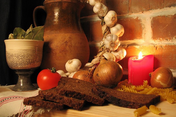 хлеб, лук и свеча на столе