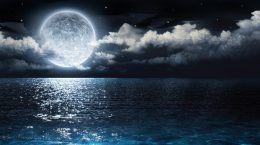 полная луна над водой