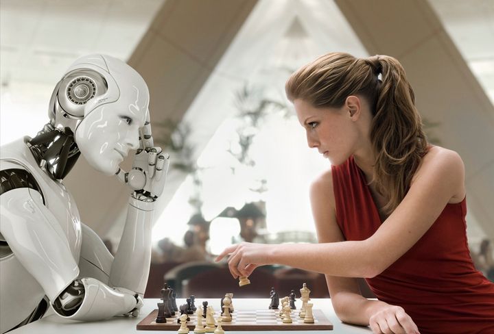 Девушка и робот играют в шахматы