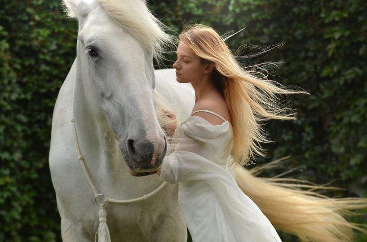 Девушка с белой лошадью