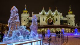 новогодняя ледяная скульптура на площади Казани