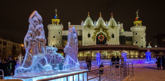 новогодняя ледяная скульптура на площади Казани