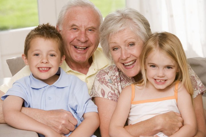 бабушка и дедушка с внуками