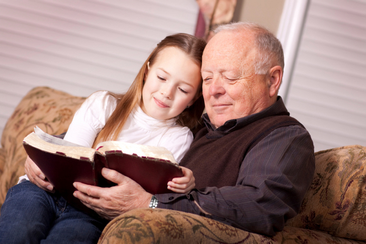 дедушка и внучка читают