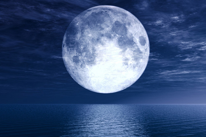 полная луна над морем