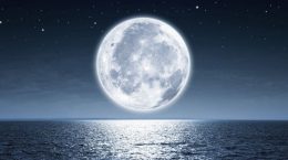 луна над морем