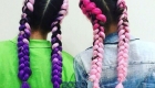 Яркие косы с канекалоном  для девочки мода 2020 года