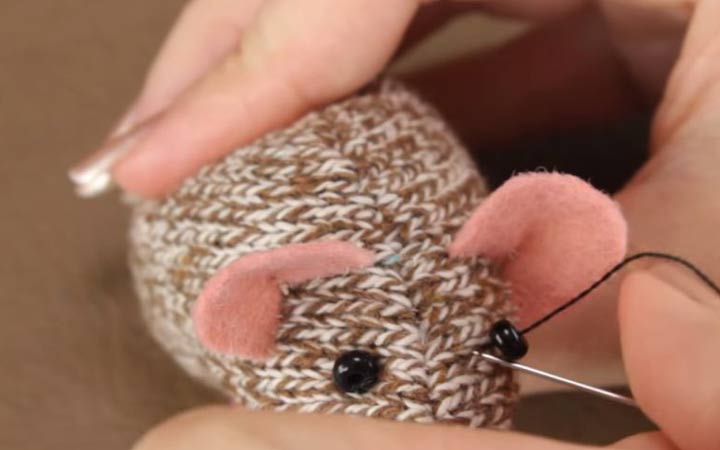 Мышка из трикотажа своими руками шаг 9 делаем глазки