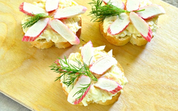 Бутерброд «Крабовые цветы» с плавленым сыром на Новый Год 2020