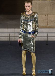 Серебряное платье Шанель осень-зима 2019-2020