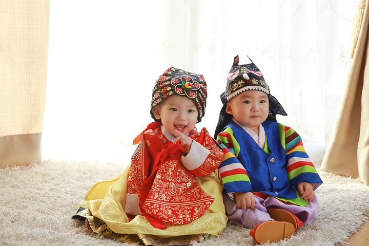 Корейские малыши в национальных костюмах