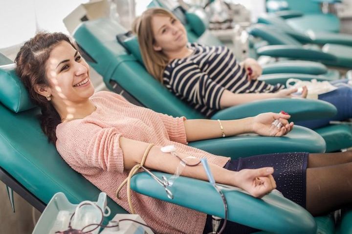 Доноры во время сдачи крови