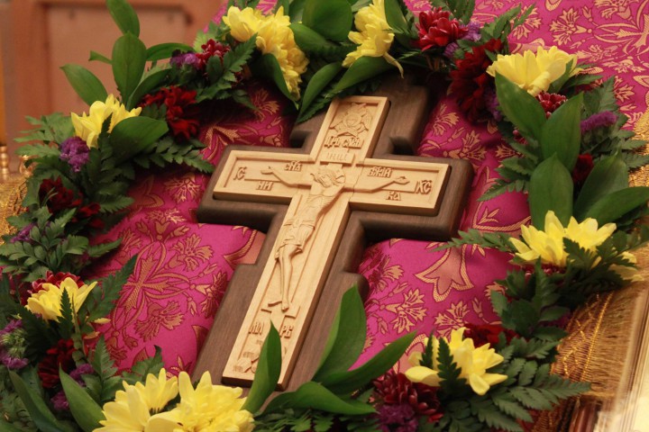 Святой Крест в окружении цветов