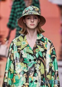 Модная цветная шляпа весна-лето 2020 года
