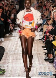 Модные оранжевые шорты из денима - тренд весны 2020 года