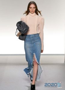 Модная джинсовая юбка с разрезом весна-лето 2020