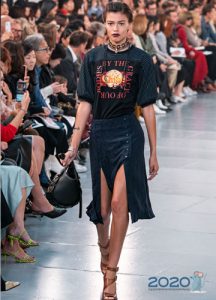 Модная юбка с двумя разрезами весна-лето 2020