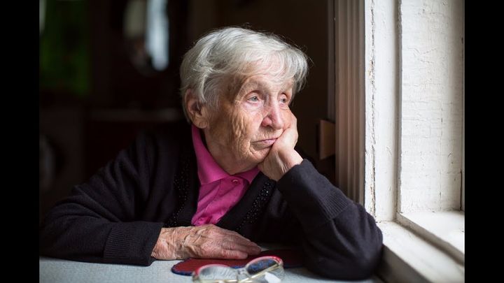 Женщина пенсионер у окна